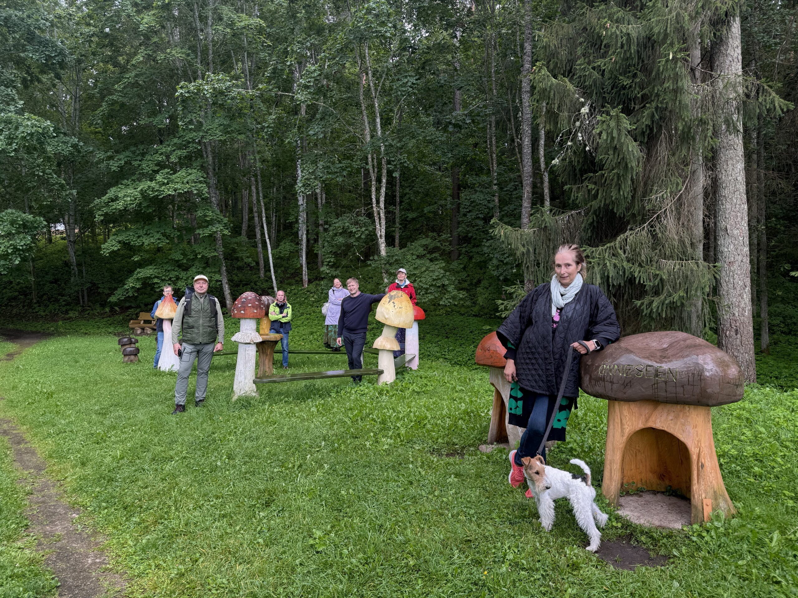 Roheliste juhatuse ja volikogu liikmed lühikesel matkal Elvas. Külastati seeneriiki